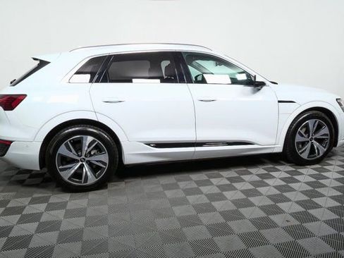 Used 2024 Audi Q8 e-tron Premium Plus image 2