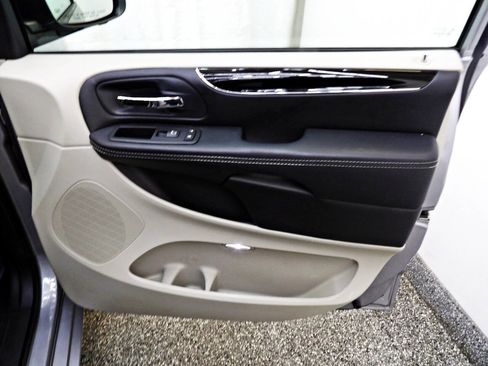 Used 2016 Dodge Grand Caravan SE image 11