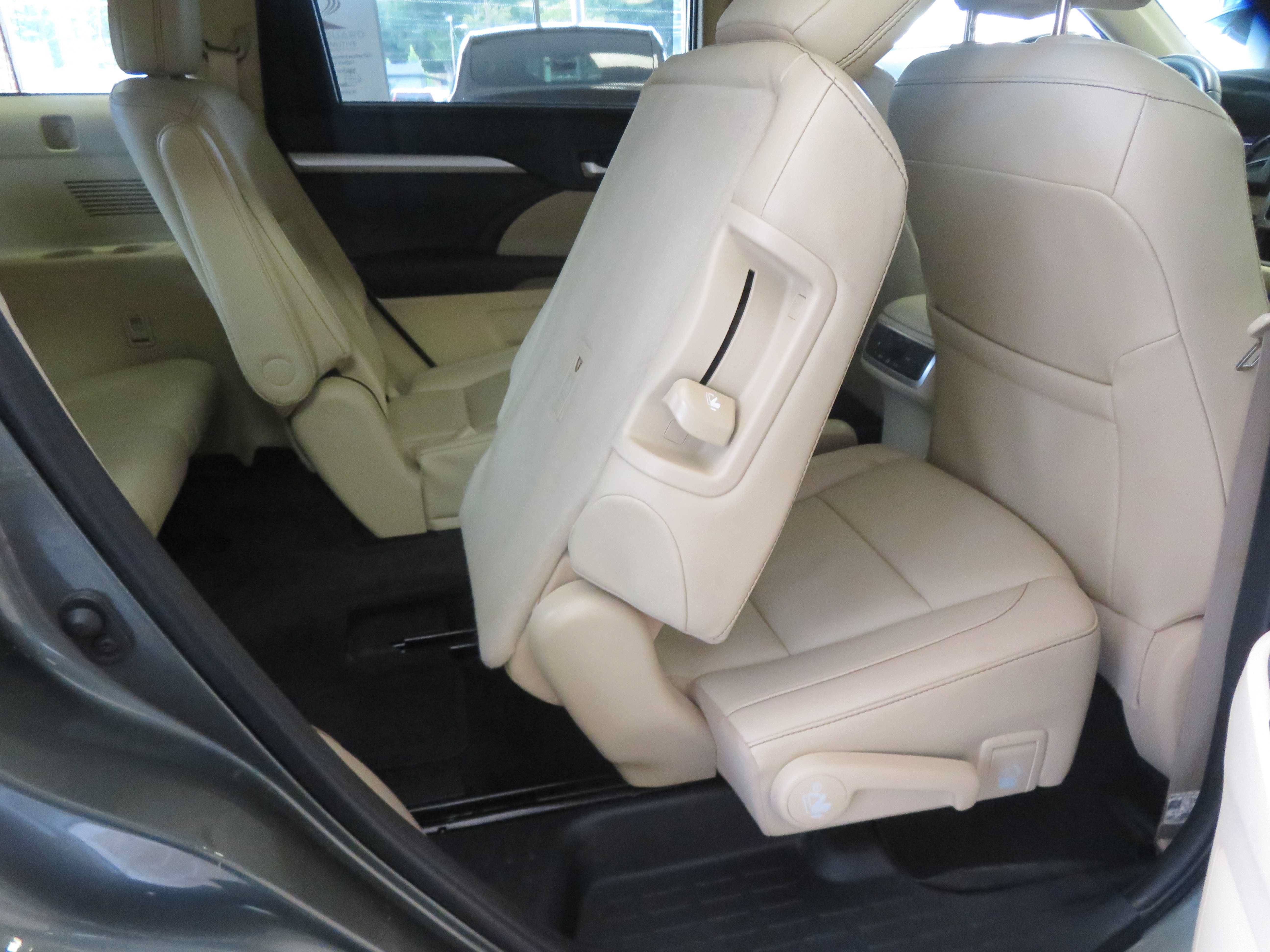 Used 2019 Toyota Highlander XLE FWD image 27