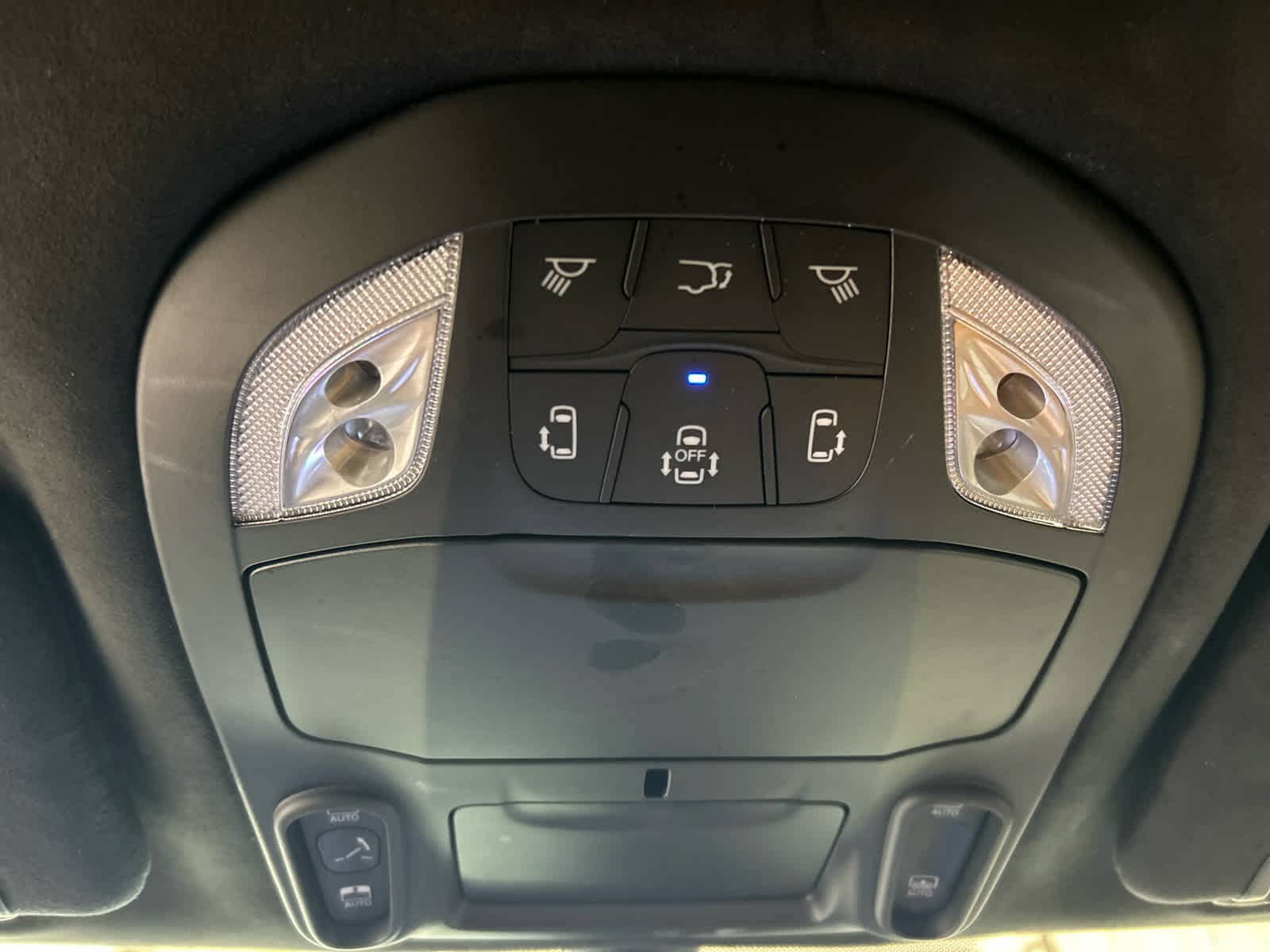 Used 2023 Chrysler Pacifica Pinnacle FWD image 7