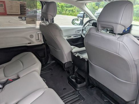 Used 2025 Toyota Sienna XLE FWD image 27