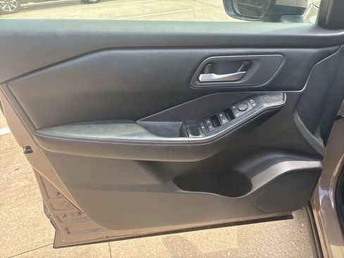 Used 2025 Nissan Rogue SV FWD image 19