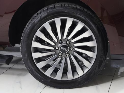 Used 2019 Lincoln Navigator Reserve image 18