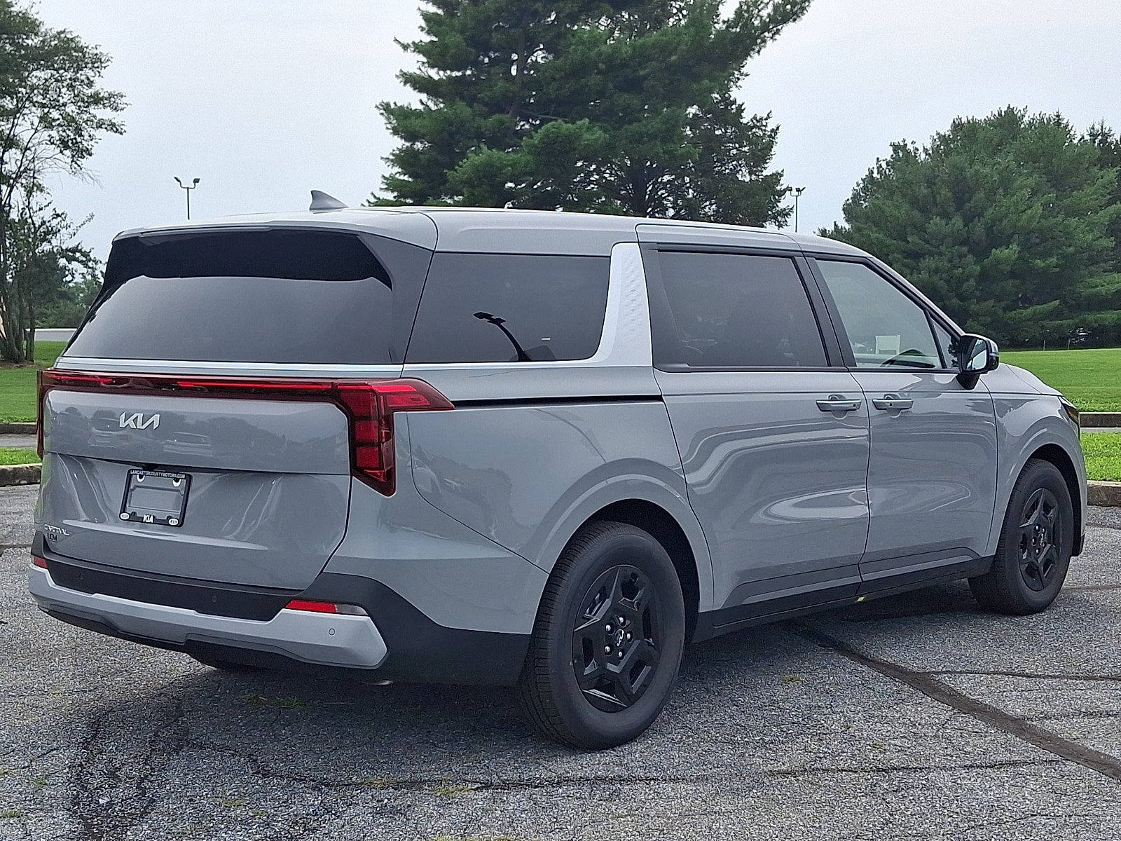 New 2027 Kia Carnival FWD image 3