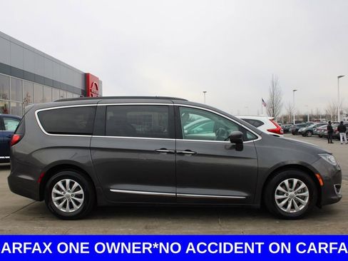 Used 2017 Chrysler Pacifica Touring-L image 6