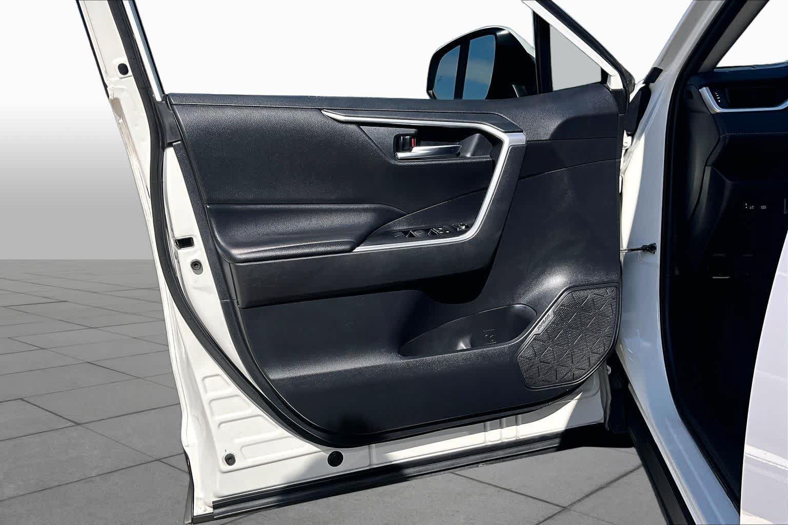 Used 2019 Toyota RAV4 XLE FWD image 22