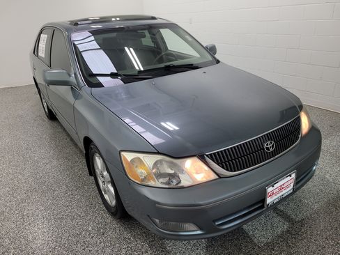 Used 2000 Toyota Avalon XLS FWD image 3