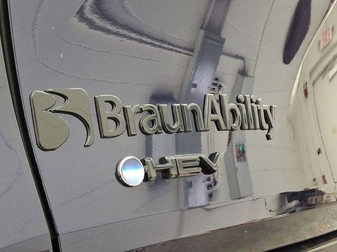 Used 2025 Toyota Sienna XSE image 30