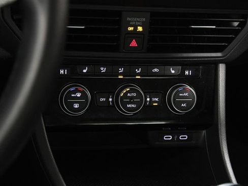 Certified 2023 Volkswagen Jetta SE w/ Panoramic Sunroof Package image 13