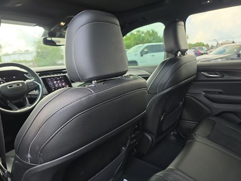 Used 2024 Jeep Grand Cherokee Altitude AWD/4WD image 12