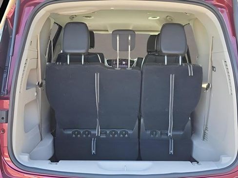 Used 2023 Chrysler Pacifica Touring-L FWD image 7