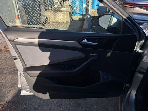 Used 2025 Volkswagen Jetta SE image 20