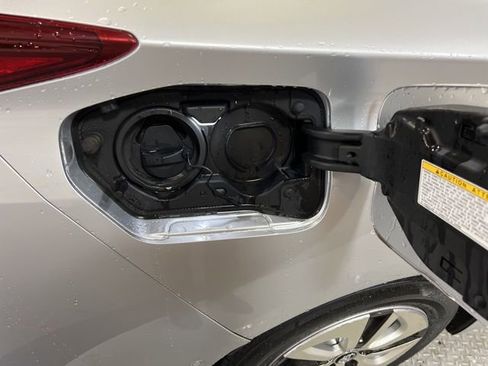 Used 2018 Toyota Prius Prime Premium image 14