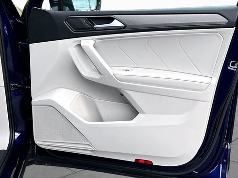 Used 2023 Volkswagen Tiguan SE w/ Panoramic Sunroof Package FWD image 22