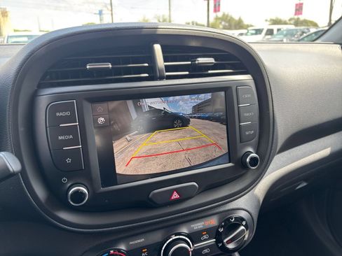 Used 2025 Kia Soul LX w/ LX Technology Package FWD image 22