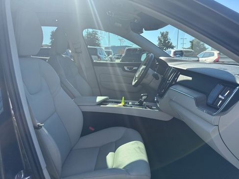Used 2021 Volvo XC60 T5 Momentum w/ Premium Package image 10