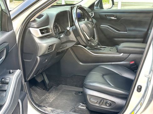 Used 2023 Toyota Highlander XLE FWD image 10