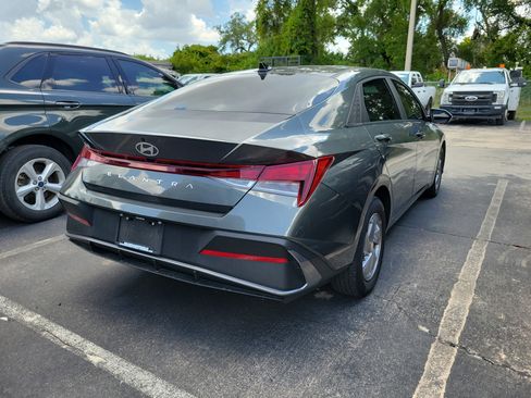 Used 2025 Hyundai Elantra SE FWD image 5