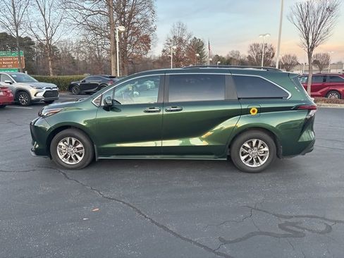Used 2025 Toyota Sienna XLE image 4