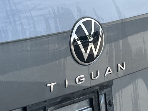 Used 2024 Volkswagen Tiguan SE AWD/4WD image 16