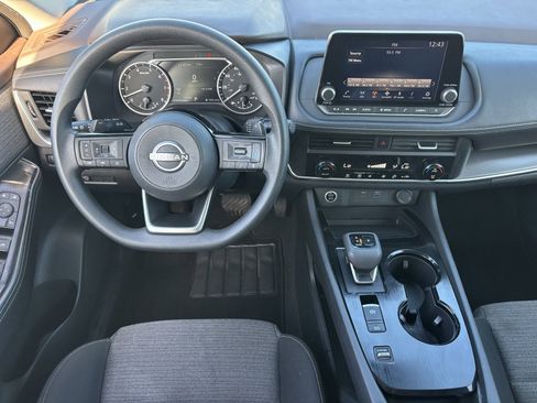 Used 2023 Nissan Rogue SV image 3