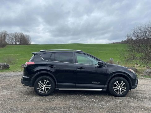 Used 2016 Toyota RAV4 LE AWD/4WD image 2