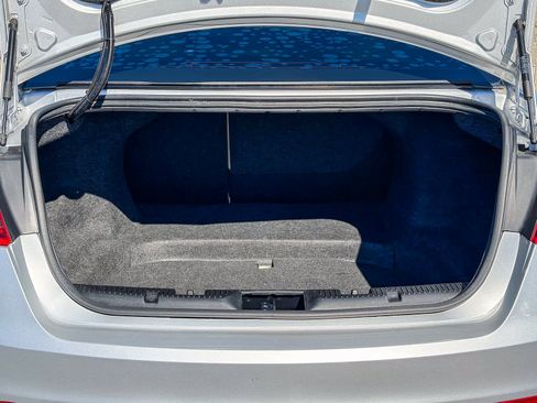 Used 2018 Ford Taurus SE image 25