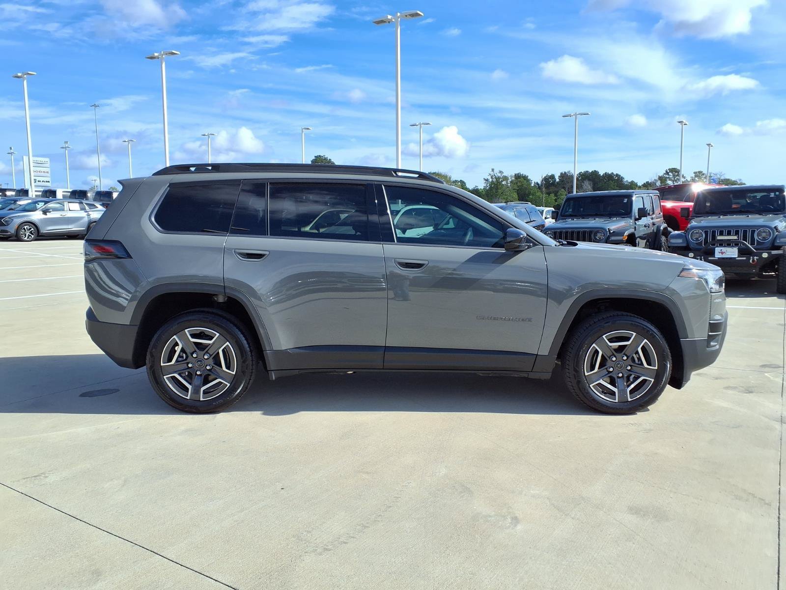 Used 2026 Jeep Cherokee Laredo AWD/4WD image 5