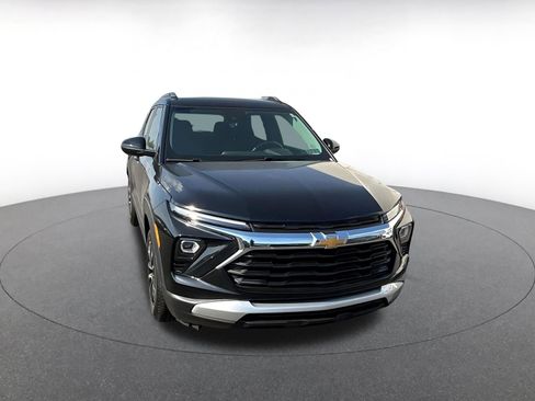 Used 2025 Chevrolet TrailBlazer LT FWD image 2