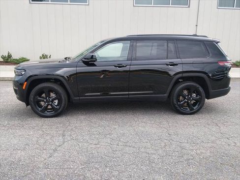 Certified 2025 Jeep Grand Cherokee L Limited w/ Black Appearance Package RWD image 6