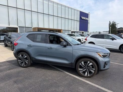 Used 2023 Volvo XC40 B5 Ultimate w/ Protection Package Premier AWD/4WD image 3