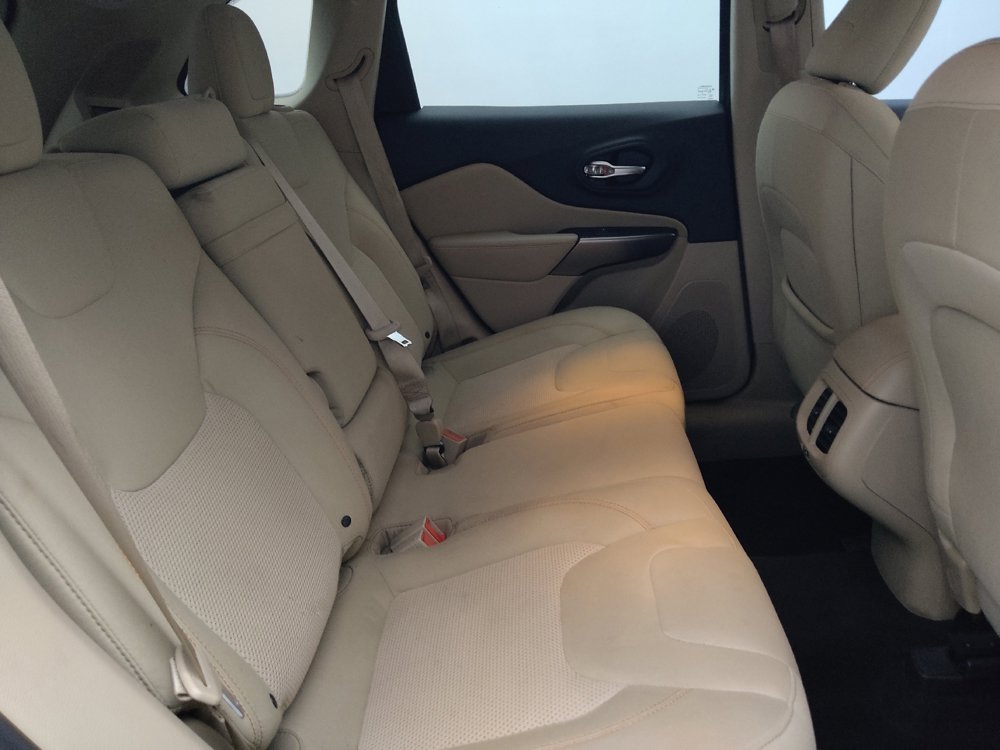 Used 2019 Jeep Cherokee Latitude w/ Popular Appearance Group FWD image 19