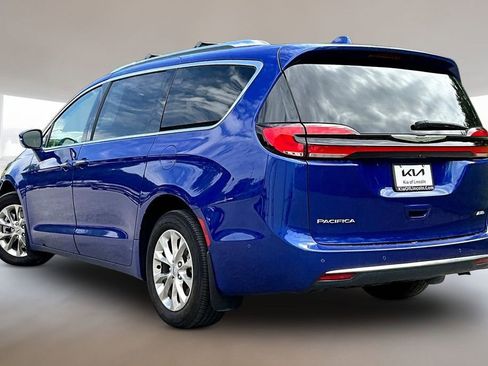 Used 2021 Chrysler Pacifica Touring-L w/ Uconnect Theater Family Group AWD/4WD image 4