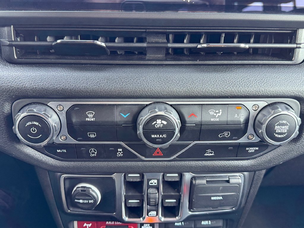 Used 2025 Jeep Wrangler Unlimited Sport AWD/4WD image 17