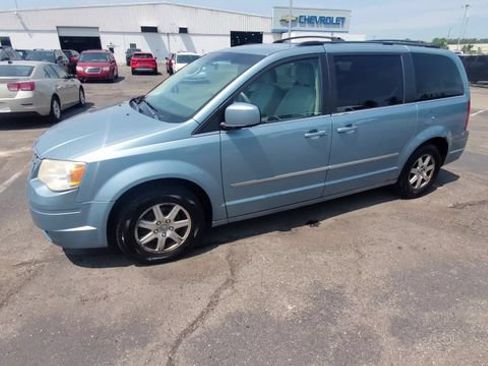 Used 2009 Chrysler Town & Country Touring FWD image 4