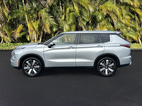 New 2026 Mitsubishi Outlander SE image 2