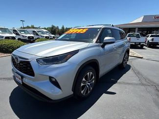 Used 2021 Toyota Highlander XLE AWD/4WD video 1