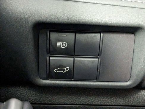 Used 2022 Toyota Highlander XLE AWD/4WD image 16