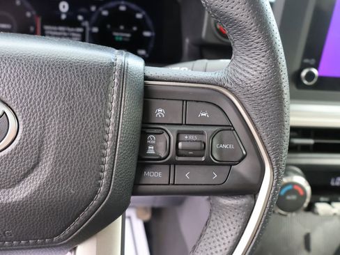Used 2025 Toyota Tacoma TRD Off-Road AWD/4WD image 31