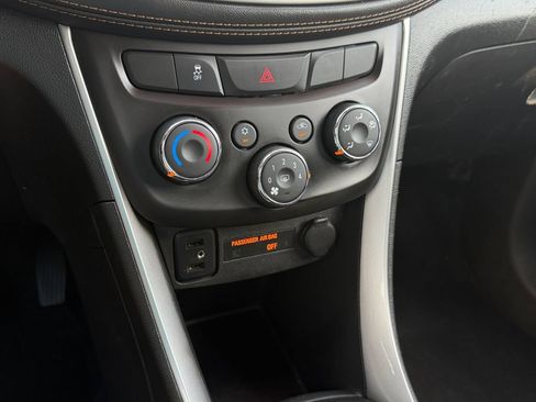 Used 2019 Chevrolet Trax LT w/ LT Convenience Package FWD image 26