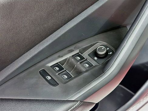Certified 2023 Volkswagen Jetta SE w/ Panoramic Sunroof Package FWD image 17