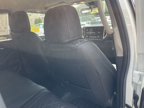 Certified 2025 Nissan Frontier SV image 23