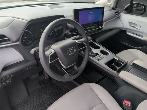 Used 2025 Toyota Sienna XLE w/ XLE Plus Package FWD image 17