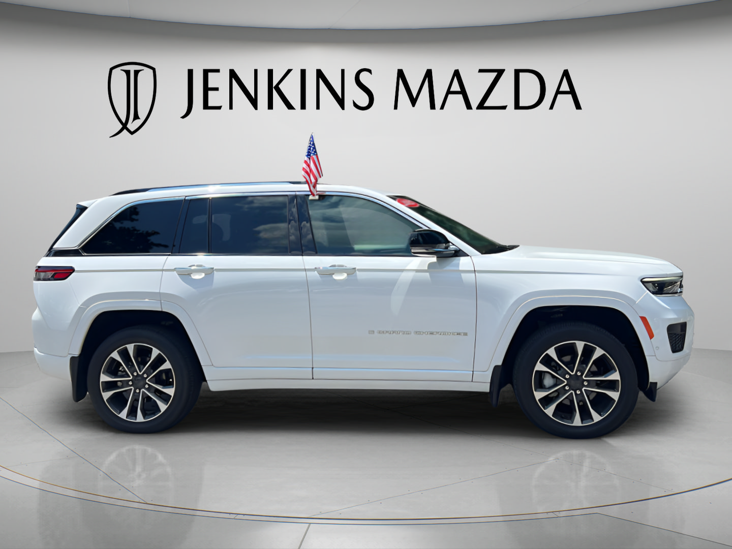 Used 2023 Jeep Grand Cherokee Overland AWD/4WD image 2
