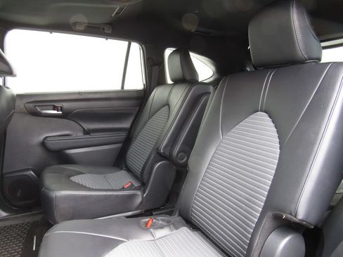 Used 2024 Toyota Highlander XSE AWD/4WD image 16
