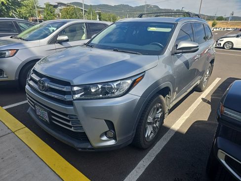 Used 2017 Toyota Highlander Limited AWD/4WD image 5