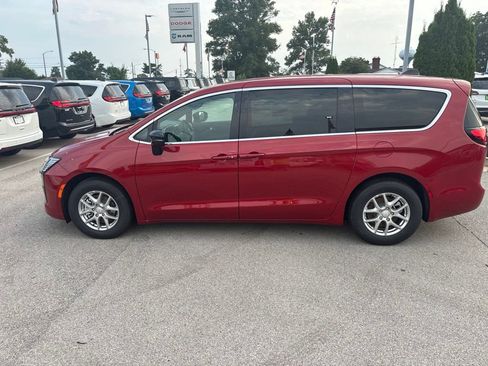 New 2027 Chrysler Pacifica Select FWD image 3