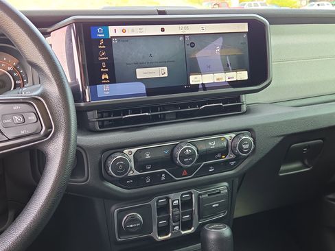 Used 2024 Jeep Gladiator Sport image 25