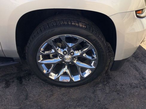 Used 2017 Chevrolet Suburban LT image 24
