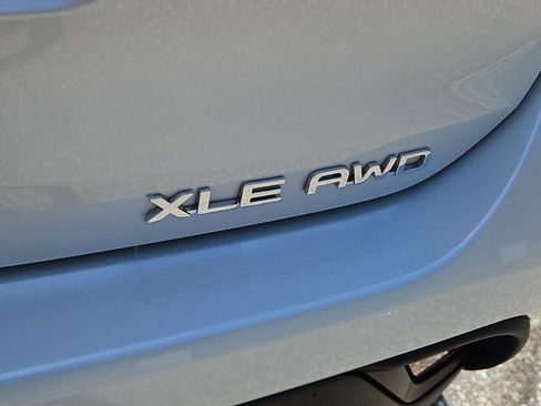Used 2023 Toyota Highlander XLE AWD/4WD image 11